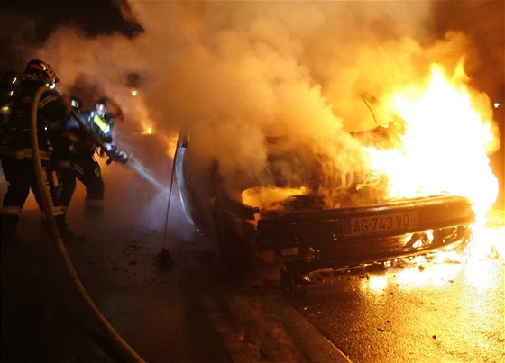 Francouzké gangy o silvestrovské noci pravideln zapalují auta. Letos jich