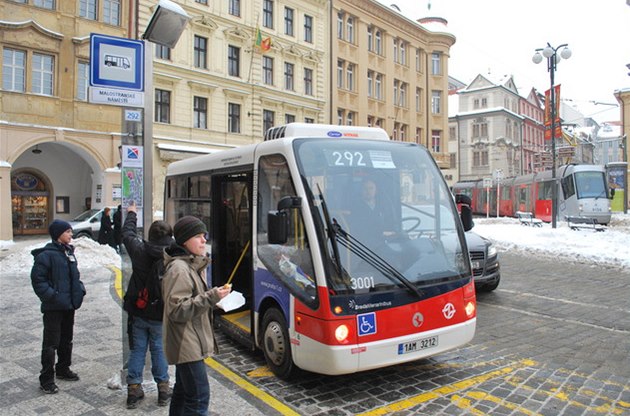 Pvodn na trase jezdily neslyné elektrobusy.