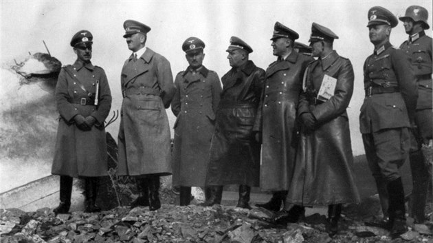 Generálplukovník Ritter von Leeb ukazuje Hitlerovi zničený objekt lehkého... Generálplukovník Ritter von Leeb ukazuje Hitlerovi zničený objekt lehkého...