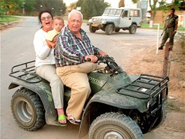 Ariel aron se svou enou Lily a vnukem Rotemem na své steené farm poblí...