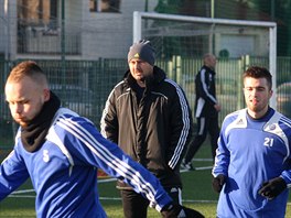 Olomoucký trenér Zdenk Psotka (uprosted) sleduje  Jana Javrka (vlevo) a...