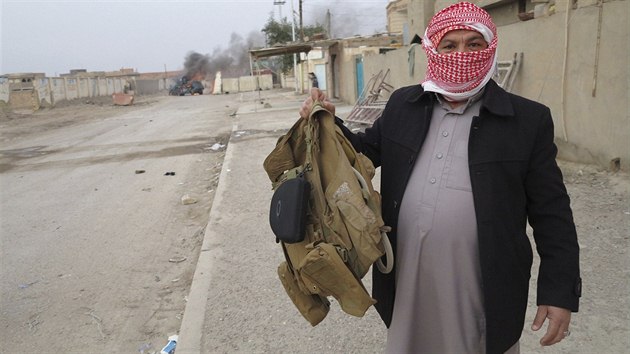 Sunnitsk povstalec v Ramd ukazuje neprstelnou vestu zabitho irckho vojka (4. ledna 2014)