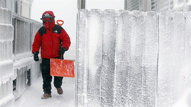 Obyvatel msteka Scituate ve stt Massachusetts bojuj s mrznouc tt z moskho pboje 4. ledna 2014)