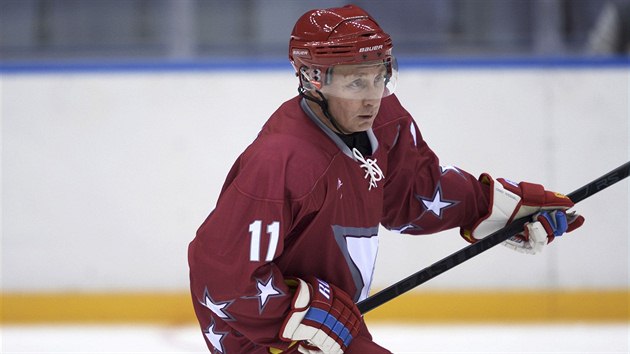 Rusk prezident Vladimir Putin si bhem inspekce v Soi udlal as na ptelsk hokejov zpas. (4. ledna 2014)