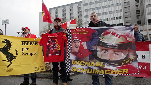 JSME S TEBOU. Pznivci Michaela Schumachera vyjdili zvodnkovi podporu ped nemocnic v Grenoblu.