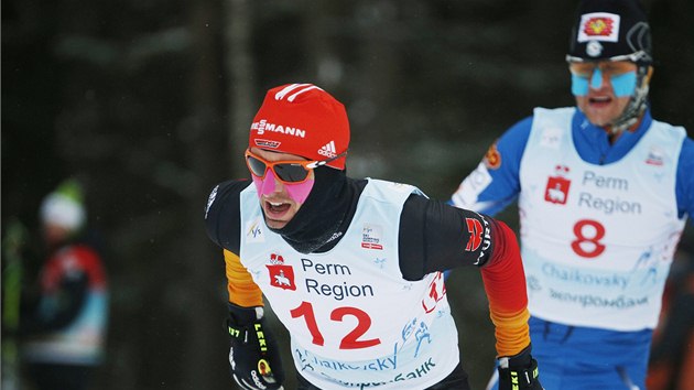 JZDA PRO BRONZ. esk sdruen  Miroslav Dvok (v pozad) sth Bjoerna Kircheisena na trati zvodu SP v ajkovskm.