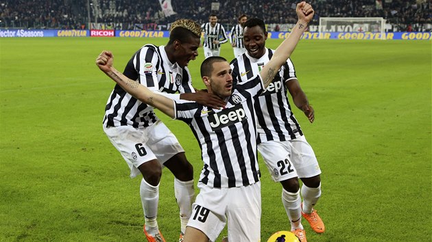 Leonardo Bonucci z Juventusu (uprosted) prv vstelil branku do st AS m. Vlevo ho radost krt Paul Pogba, vpravo se smje Kwadwo Asamoah.