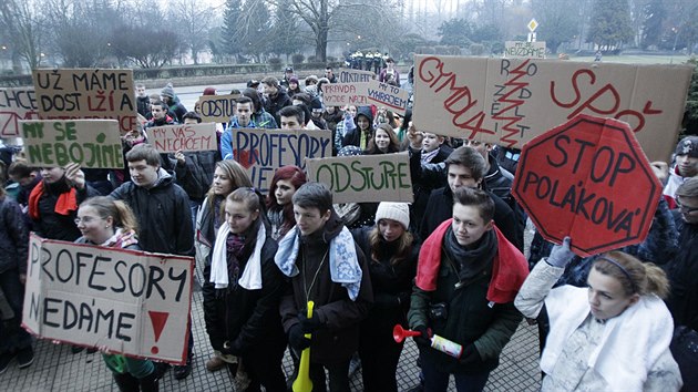 Ped budovou gymnzia v Duchcov protestovala asi stovka k z vych td.