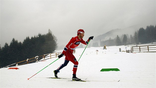 LDR NA TRATI. Nor Martin Johnsrud Sundby v sobotu obsadil druh msto, ale udrel si prbn veden v Tour de Ski.