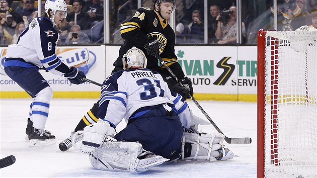 Bostonsk tonk  Carl Soderberg pekonv Ondeje Pavelce v brance Winnipegu. esk glman v sobotnm utkn inkasoval tyikrt.