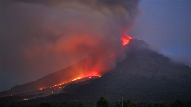 Erupce indonsk sopky Mount Sinabung (7. ledna 2014)