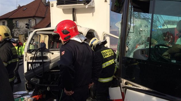 Nehoda autobusu s nkladnm vozem ve Stranicch (3.1.2014)