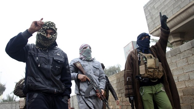 Bojovnci al-Kidy pochoduj v ulicch irck Falldi pot, co z msta vytlaili vldn jednotky (3. ledna 2014).