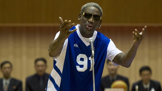 Bývalý americký basketbalista Dennis Rodman zazpíval ped plánovaným zápasem...