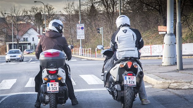 Pro test jsme si vybrali dva protichdn stroje, Yamaha Tmax  sportovn maxisktr a Yamahu Xenter 125. Oba stroje jsou osazen zimn vbavou.