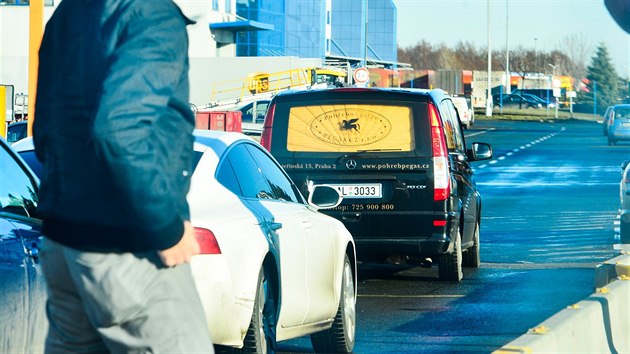 Pohebn sluba pivezla ostatky palestinskho velvyslance na ruzysk letit ped 16. hodinou (6. ledna 2014).