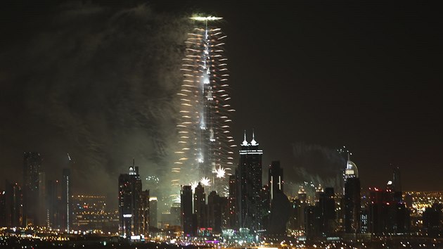 Na megalomansk novoron ohostroj se v Dubaji pipravovali deset msc (31. prosince 2013).