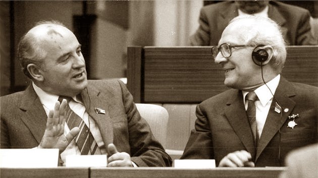 Generln takemnk KSSS Michail Gorbaov (vlevo) a pedseda vchodonmeck komunistick strany (SED) Erich Honecker na XI. sjezdu v NDR. (21. dubna 1986)