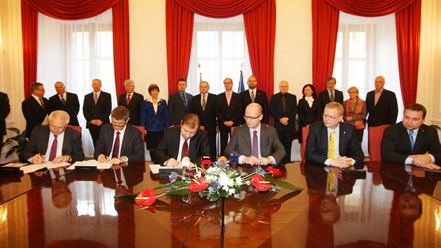 Bohuslav Sobotka, Andrej Babi a Pavel Blobrdek podepsali za SSD, ANO a KDU-SL koalin smlouvu o vld, kter se ve Snmovn ope o 111 hlas poslanc. (6. ledna 2014)