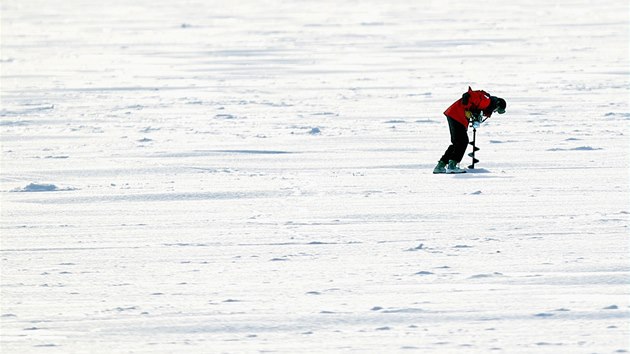 Ryb si pipravuje otvor do ledu na hladin jezera Calhoun v Minneapolisu. (7. ledna 2014)