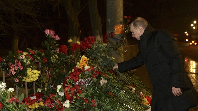 Rusk prezident Vladimir Putin poloil kytici rudch r u msta, kde v pondl explodoval trolejbus (1. ledna 2014).