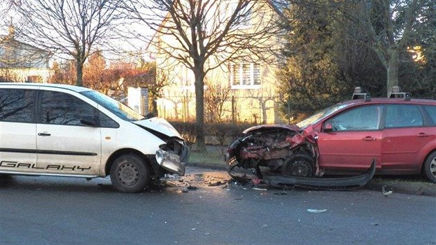 Nmraza pokryla vtinu silnic v esku. Klouzalo to  i v Zeleni nedaleko Prahy, kde se stetla dv osobn auta, 6. 1. 2014