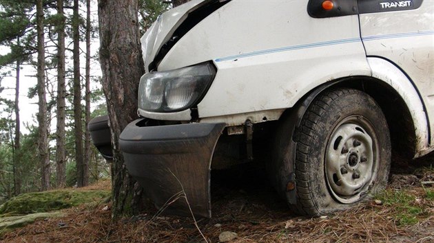 Ukraden transit po honice s polici skonil nabouran nad srzem.