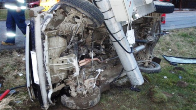 Automobil Lada Niva, kter dil estnctilet chlapec, narazil v Morvce na Frdecko-Mstecku do betonovho sloupu a perazil ho na dv sti.