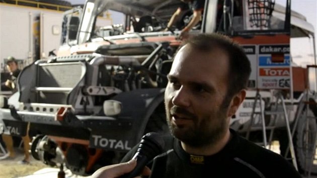 Závodník Ale Loprais hodnotí druhou etapu Rallye Dakar ped svým odstrojeným...