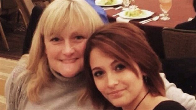 Paris Jacksonov dala na internet fotku z Vnoc se svou matkou Debbie Roweovou.
