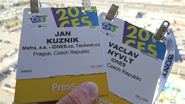 Novináské prkazky na veletrh CES 2014. Na papírové kart je pilepen NFC ip.