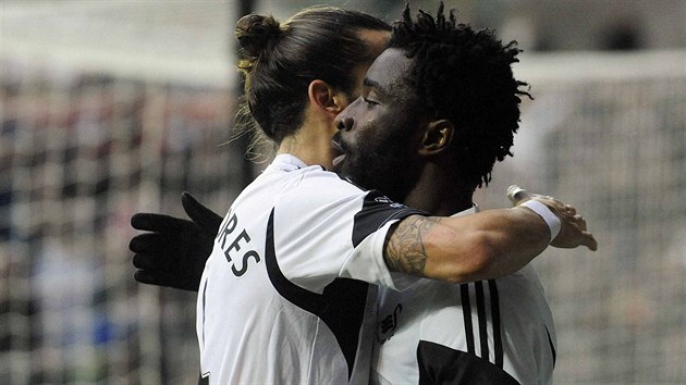 Wilfried Bony (vpravo) ze Swensea se raduje z glu se spoluhrem Chico Floresesm.