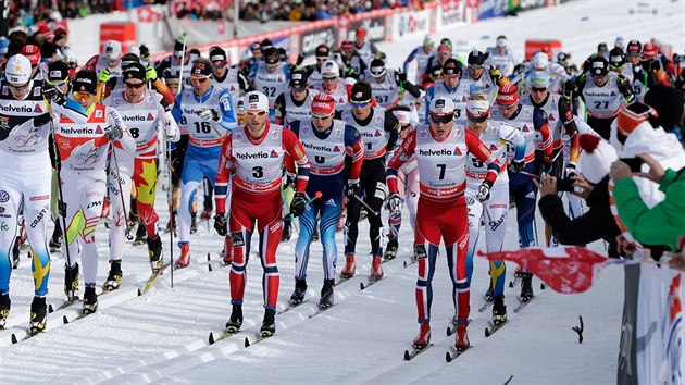 Masov start zvodu na 15 km klasickou technikou.