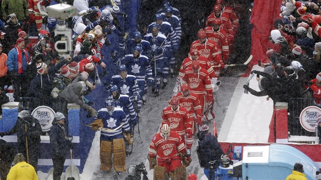 Hokejist Detroitu (vpravo) a Toronta nastupuj k utkn Winter Classic.