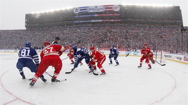 Momentka z duelu Winter Classic mezi Detroitem a Torontem.