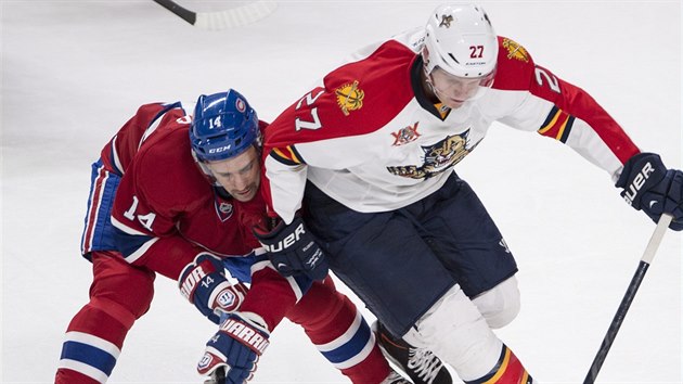 Tom Plekanec (vlevo) z Montrealu v souboji s  Nickem Bjugstadem z Floridy.