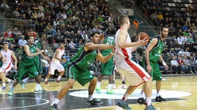 Momentka z utkn Maccabi Haifa - Nymburk.