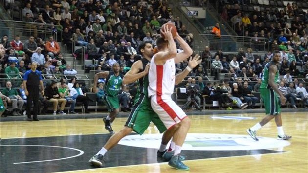 Momentka z utkn Maccabi Haifa - Nymburk.