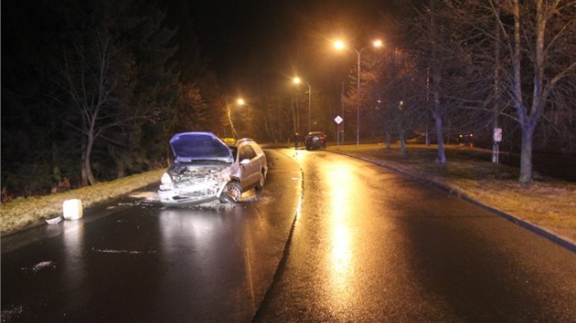 Pi prjezdu zatky v Lidick ulici pejel opil taxik se svm Citroenem do protismru, kde se srazil s protijedoucm BMW.