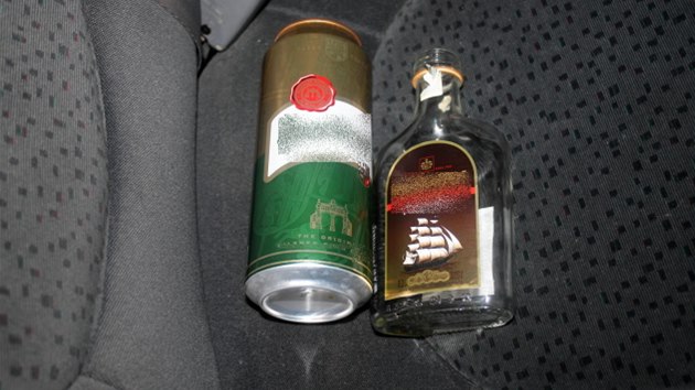 V automobilu vinka dopravn nehody policist nali napklad przdnou plechovku od piva a malou lahev rumu.