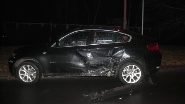 Pokozen osobn automobil BMW, do kterho se svm autem naboural opil taxik.