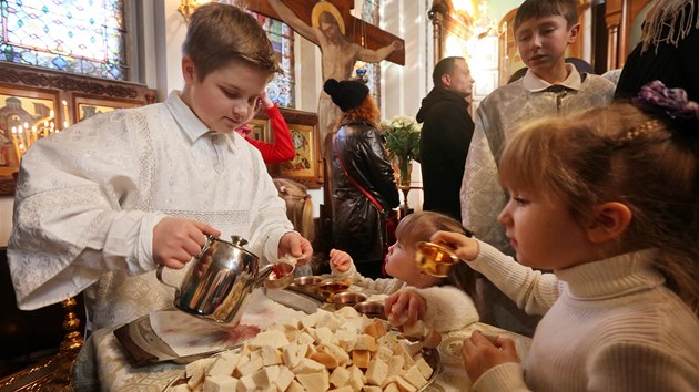 Pravoslavn vc v ter slavili svtek narozen Krista. Centrem pravoslavnho duchovnho ivota v Karlovch Varech byl dopoledne chrm sv. Petra a Pavla. Na bohoslubu dorazily stovky lid, pevn pak rusky hovocch cizinc.