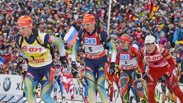 Biatlonistky na startu závodu Svtového poháru v Oberhofu. S íslem 2 eská...