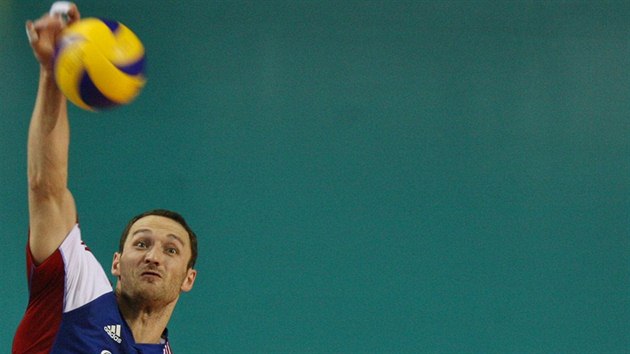 eský volejbalista David Konený smeuje v duelu s Bulharskem.