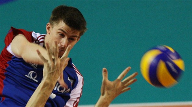 esk volejbalista Vladimr Sobotka smeuje v duelu s Bulharskem.