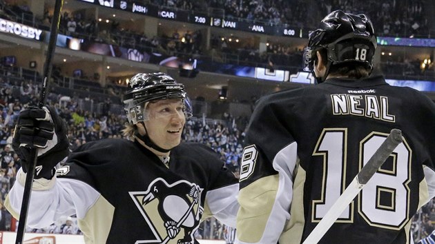 James Neal a Jussi Jokinen z Pittsburghu slav trefu proti Winnipegu.