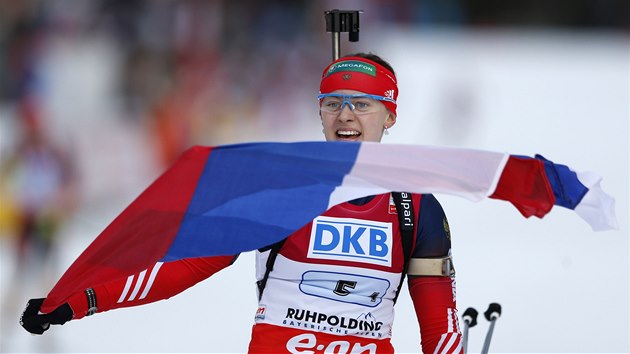 Rusk biatlonistka Olga Viluchinov veze ruskou tafetu na Svtovm pohru v Ruhpoldingu do cle na prvnm mst. 