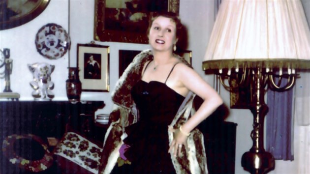Kdy vymnila uniformu za veern rbu, psobila Mja Star jako velk dma. Fotografie je z roku 1958.