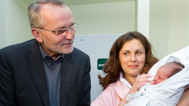 Hradeck primtor Zdenk Fink navtvil ve fakultn nemocnici Melanii Cermanovou, kter se narodila na Nov rok v 10:50 dcera Sofie.