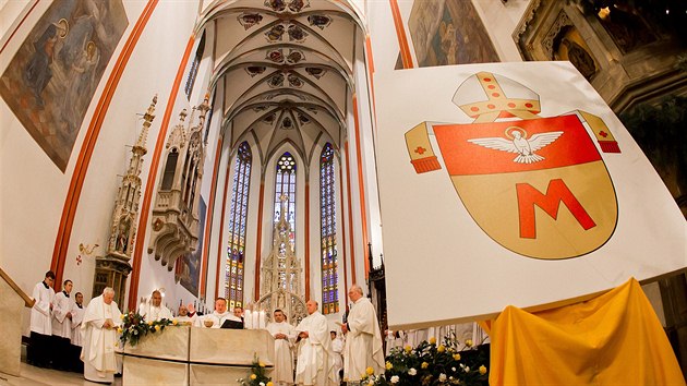 Biskup Jan Vokl pedstavil nov znak Krlovhradeck diecze na novoron mi v katedrle Sv. Ducha. Zahjil slavnosti 350. vro diecze, kterou zasvtil Pann Marii.